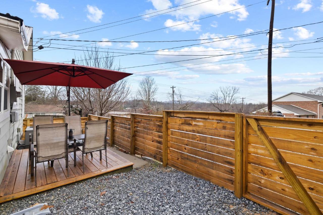 The Twisted Maple - Dogs Stay Free! Hendersonville Bagian luar foto